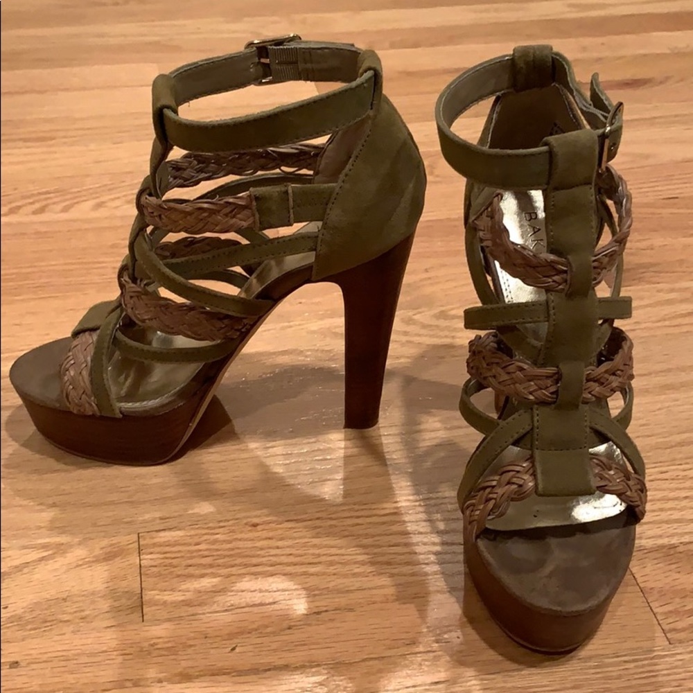 Bakers size 8 “sheena” sandal/heel!